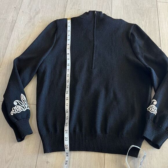 St. John Sportswear Black Mock Neck Sweater Pearl Beading Fleur de Lis size m - Picture 5 of 7